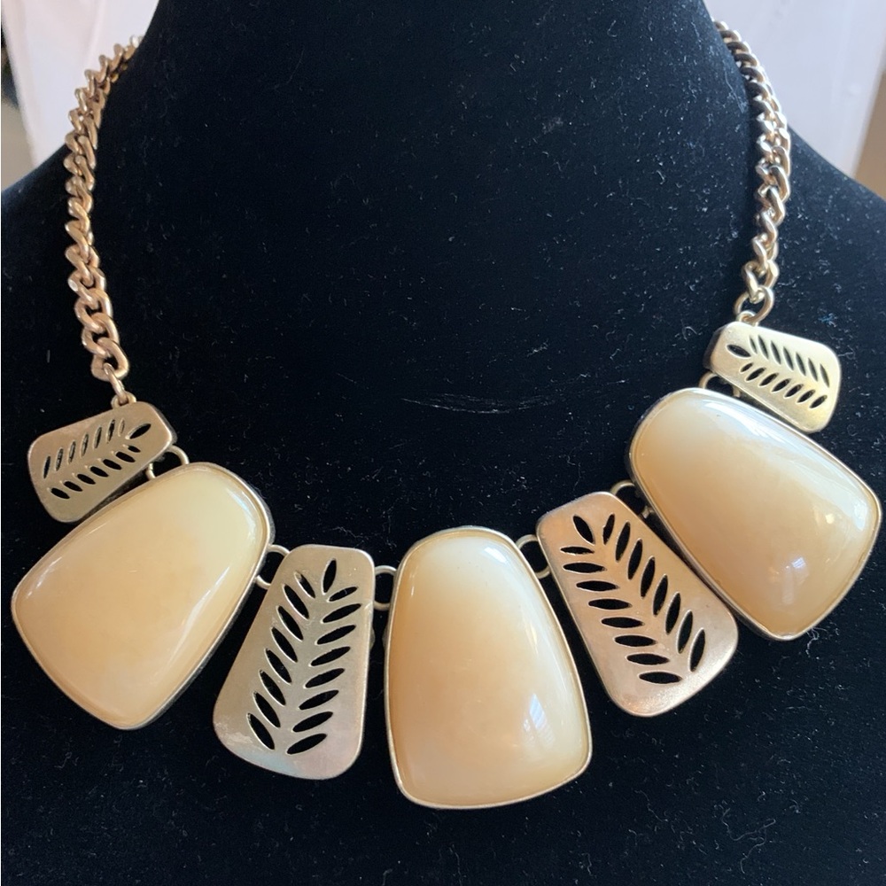 Pale yellow pendant necklace